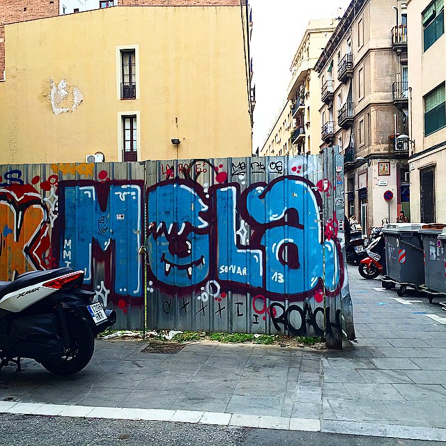 Grafiti con la palabra Mola en una valla de una calle de Barcelona