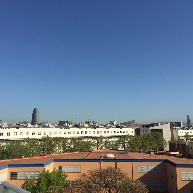 Cielo azul sobre Barcelona con la Torre Agbar al fondo