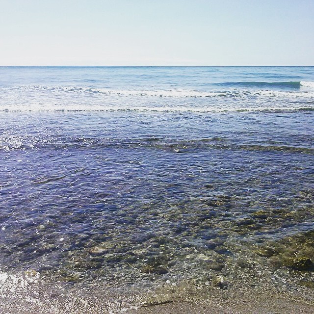 Orilla del mar en calma con agua transparente