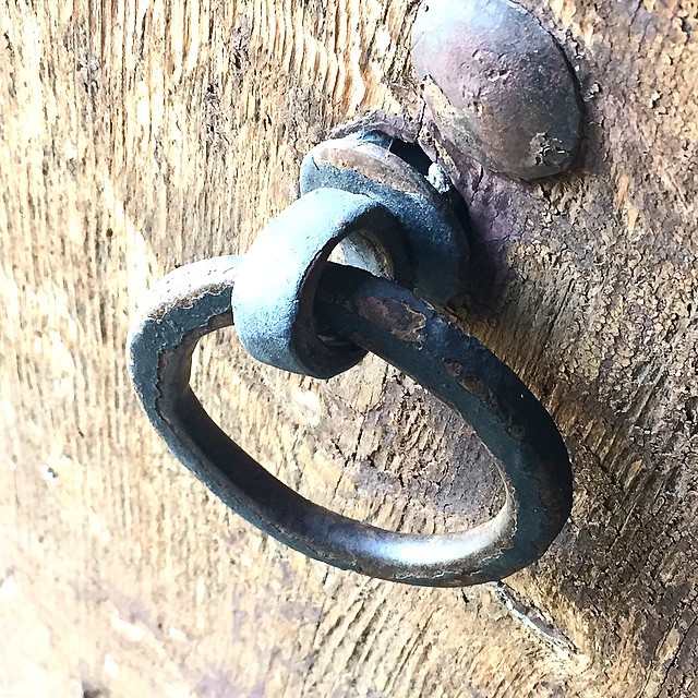Picaporte de hierro en una vieja puerta de madera de Vins Abadal
