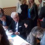 Roser Amills con Ken Follet firmando libros en Sant Jordi, Barcelona