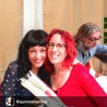 Roser Amills Con Una Lectora En Sant Jordi