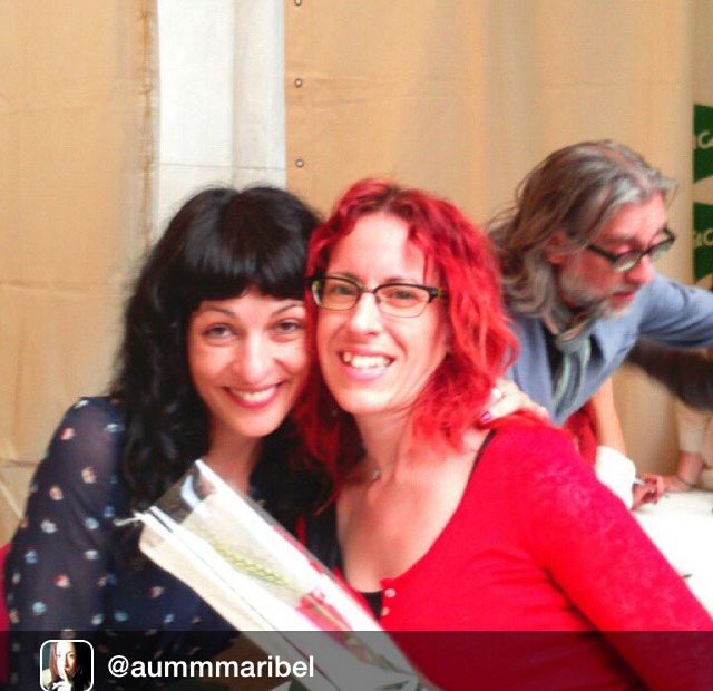 Roser Amills Con Una Lectora En Sant Jordi