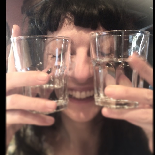 Roser Amills se pone dos vasos de cristal delante de los ojos, como unas gafas, y sonríe