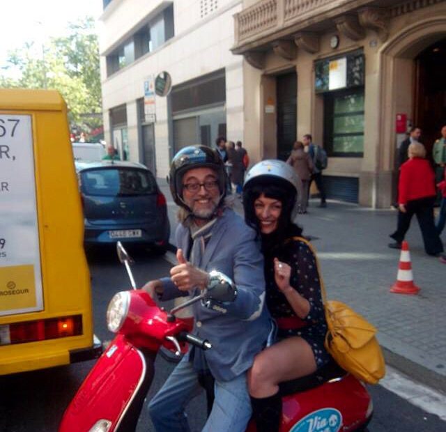 Roser Amills Y Victor Amela Vespa Sant Jordi 2015