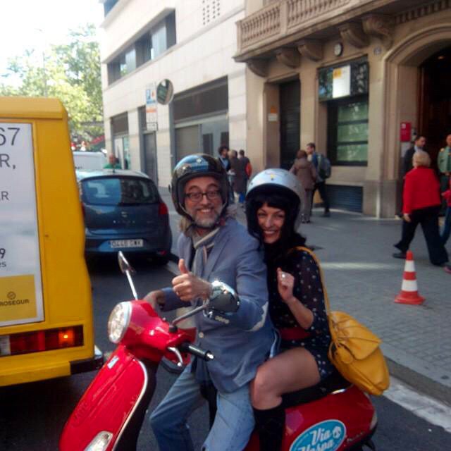 Roser Amills Y Victor Amela Vespa Sant Jordi 2015