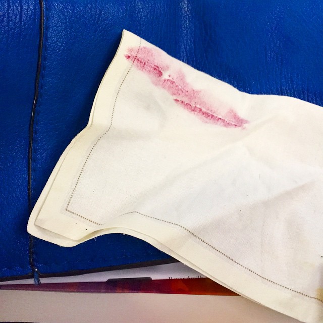 Pañuelo de tela blanco con la marca de un beso de carmín