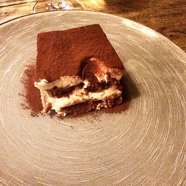 Porción de tiramisú con cacao en un plato