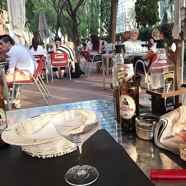 Copa de cóctel y cervezas en una terraza de la plaza de la Vila de Gràcia