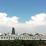 Torre Agbar con nubes y grúa :)) - Roser Amills, escritora mallorquina
