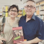 Bella pareja lanzada a leer #morbo :)) en #santacoloma #santaco - Roser Amills, escritora mallorquina