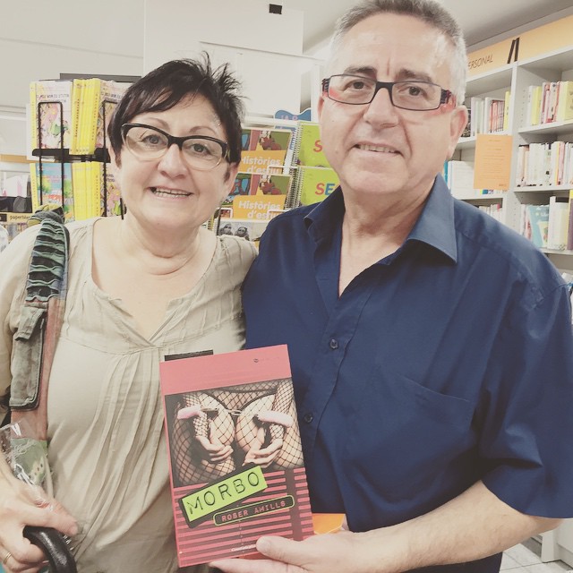 Bella pareja lanzada a leer #morbo :)) en #santacoloma #santaco