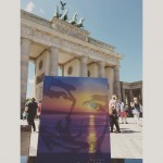 Me ha hecho especial ilusión esta foto de @afromarc86 con #elecuadordeulises en la Puerta de Brandemburgo ;)) - Roser Amills, escritora mallorquina