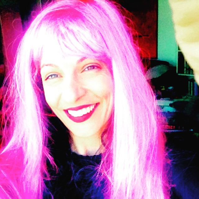 Roser Amills con una peluca rosa fucsia