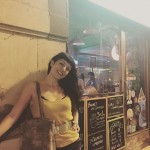 Con mi bolso souvenir de Venecia, gracias por la foto M., es fantástica!! - Roser Amills, escritora mallorquina