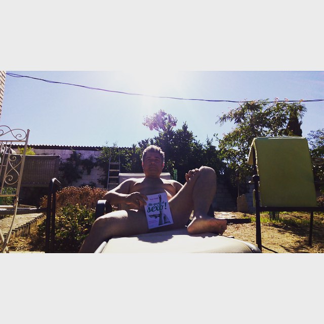 Lector Con El Libro Me Gusta De Roser Amills