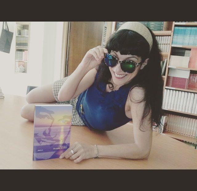 Roser amills con gafas de sol de pinup con su novela el ecuador de ulises