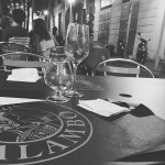 Acabo de aprender que la mesa que hay fuera a la izquierda es la más deseada ;)) - Roser Amills, escritora mallorquina