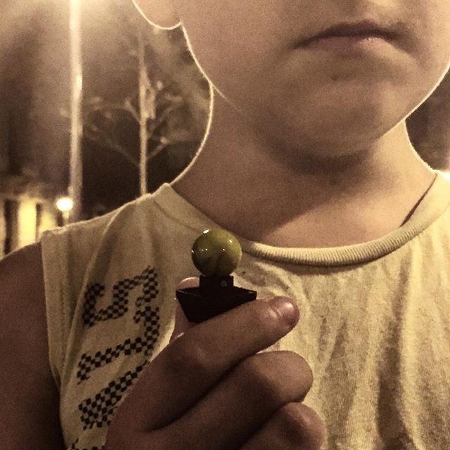 Mi hijo juan con una oliva esferificada