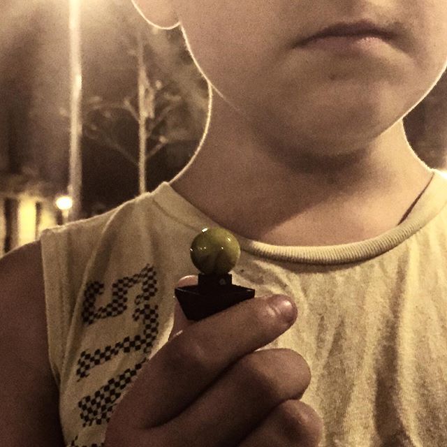 Mi hijo juan con una oliva esferificada