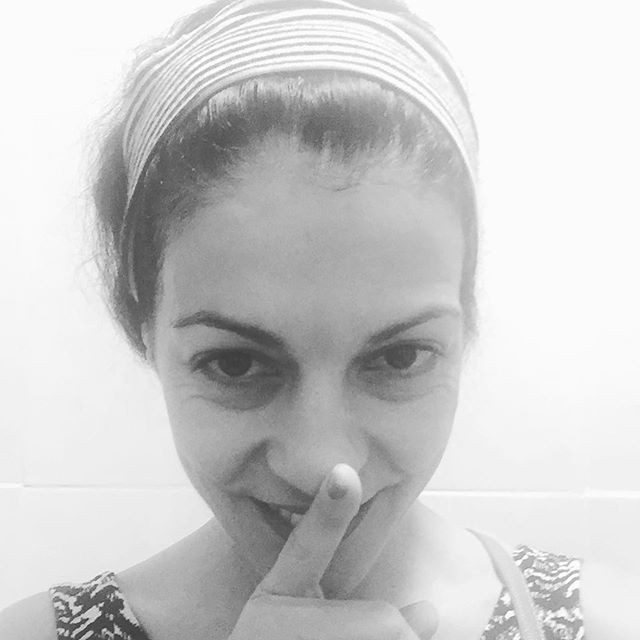 Roser Amills en blanco y negro, con una diadema de rayas y un dedo sobre los labios, en gesto de silencio