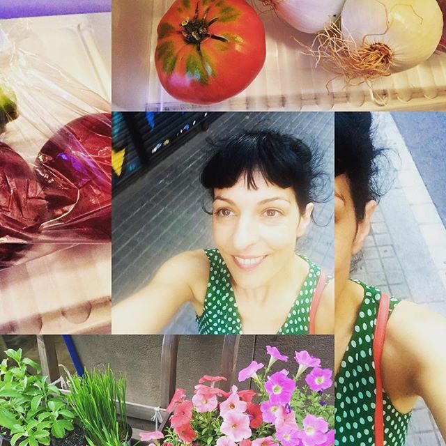 Collage de cuatro fotos: un tomate y cebollas, verduras moradas en una bolsa de plástico, un selfie de Roser Amills con vestido verde de lunares y petunias rosas y rojas