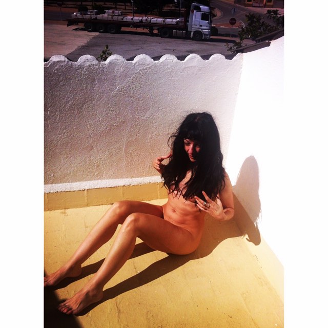 Roser Amills desnuda al sol