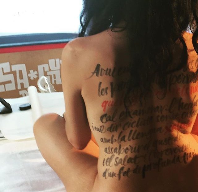 Roser Amills desnuda caligrafia piel escrita