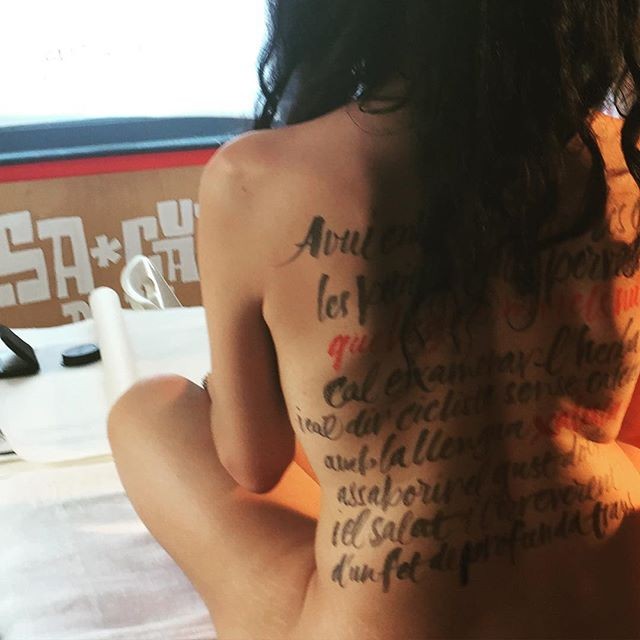 Roser Amills desnuda caligrafia piel escrita