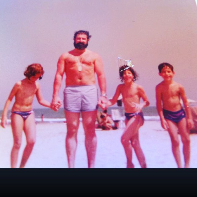 Roser Amills niña playa padre hermanos