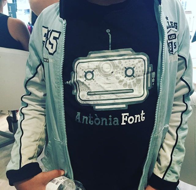 juan, hijo menor de roser amills, con la camiseta de antonia font