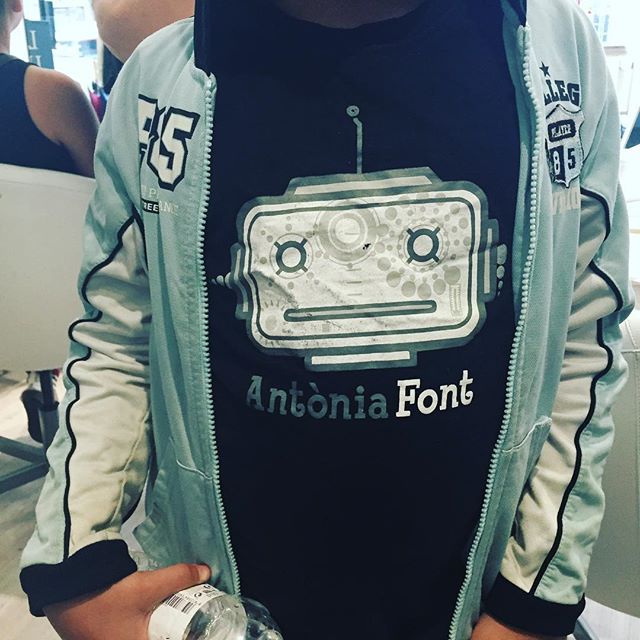 juan, hijo menor de roser amills, con la camiseta de antonia font