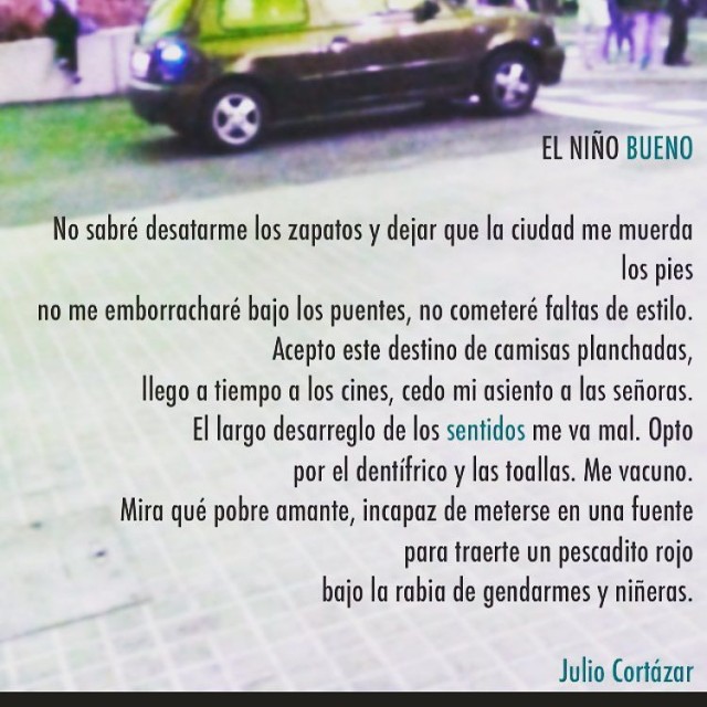 Poema El niño bueno, de Julio Cortázar, escrito sobre una foto de una calle con un coche oscuro