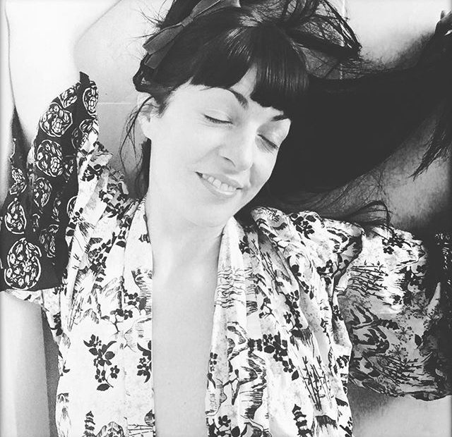 roser amills con la bata de la mallorquina