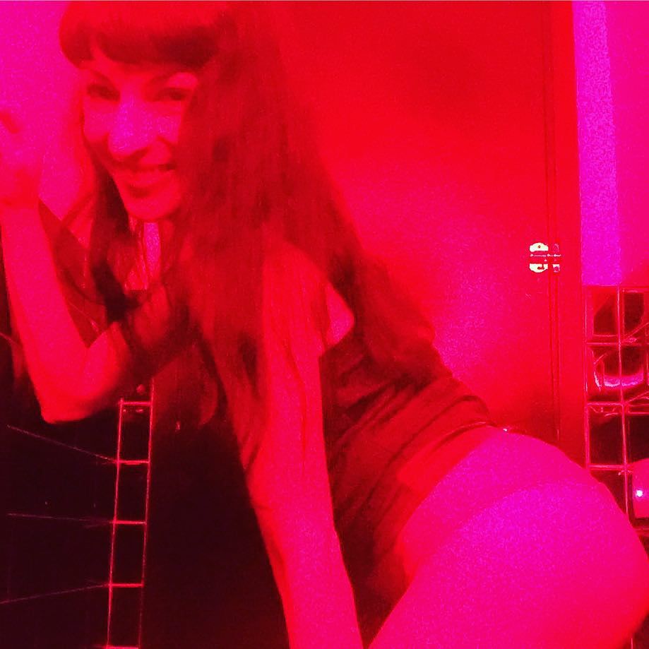 Roser Amills de rojo