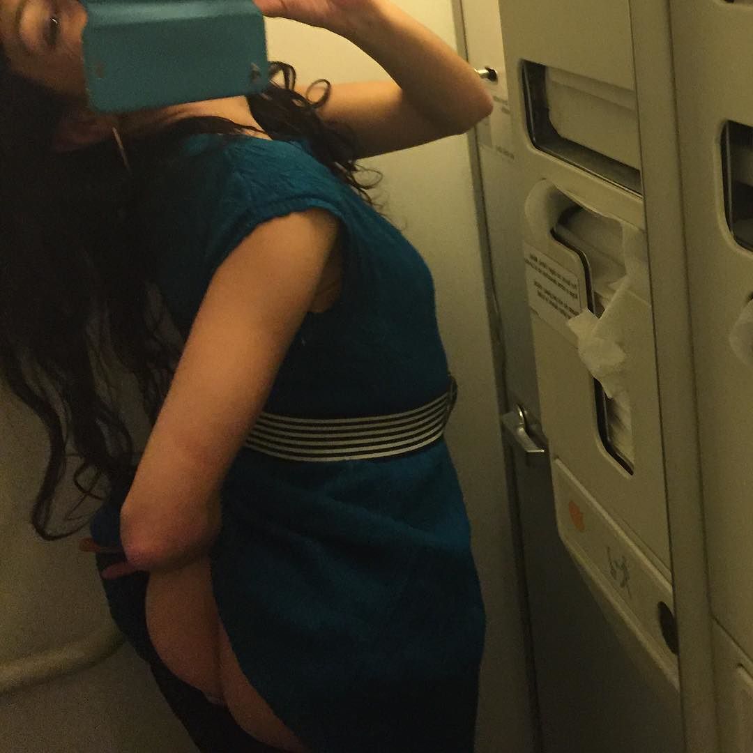 Sin filtros, el #amillspublicwc en el lavabo del avión y en pleno vuelo. Cara B