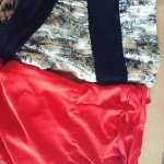Para esta noche puedo ponerme #vestidorojo o #vestidogris Cuál os gusta más? - Roser Amills, escritora mallorquina