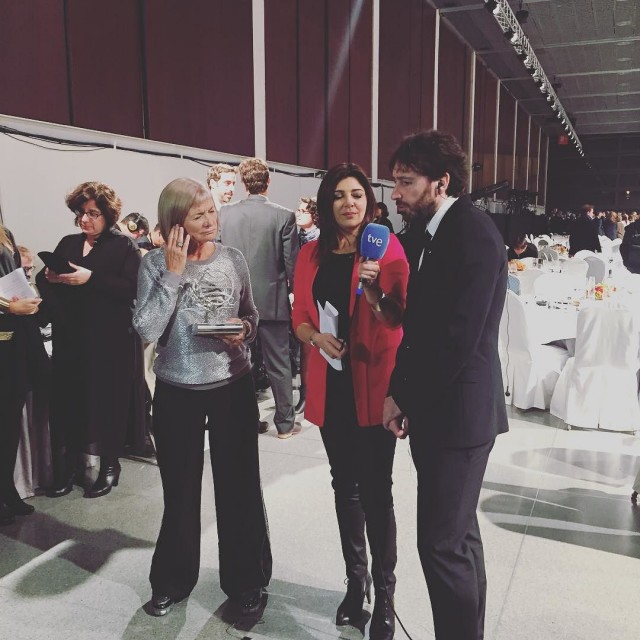 Alicia Giménez Bartlett, con la estatuilla del Premio Planeta en la mano, es entrevistada por una periodista de TVE
