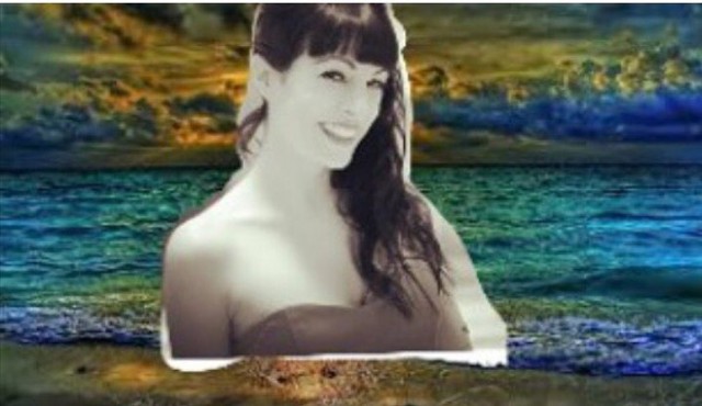 Collage con el retrato en blanco y negro de Roser Amills recortado sobre un mar de colores intensos al atardecer