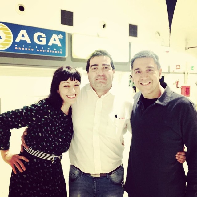Roser Amills abrazada a Manuel Sánchez Sevilla y Martí Gironell en un aeropuerto