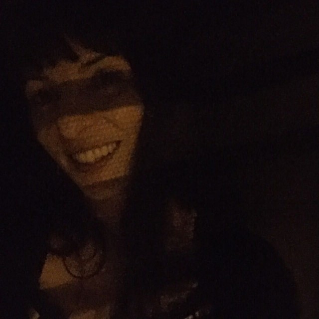 Roser Amills sonríe en la penumbra, con medio rostro iluminado