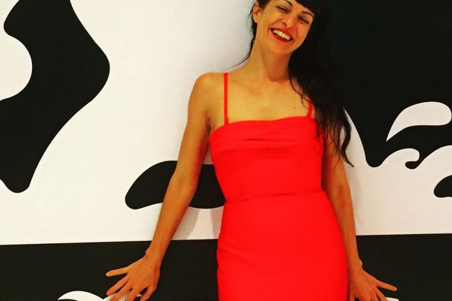 Roser Amills en el photocall del festival de cine de sitges vestida de carolina herrera