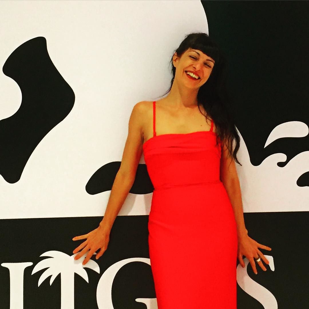 Roser Amills en el photocall del festival de cine de sitges vestida de carolina herrera