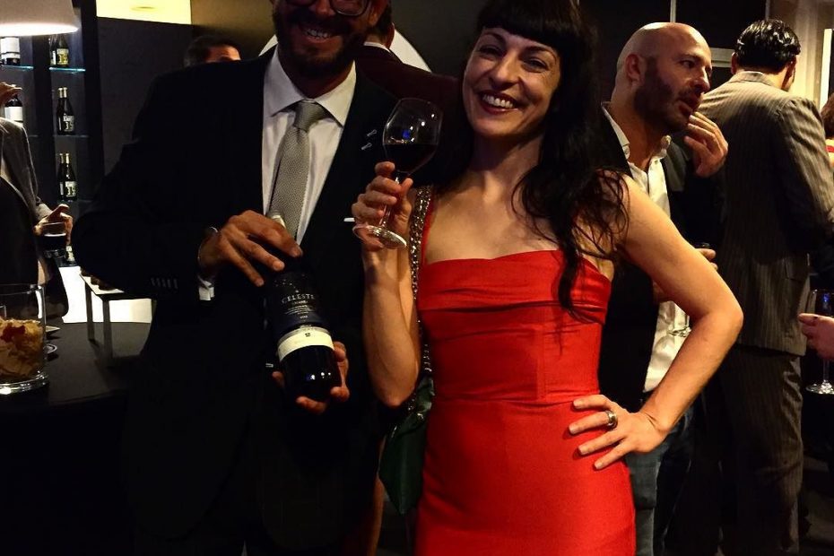 Roser Amills en el photocall del festival de cine de sitges vestida de carolina herrera