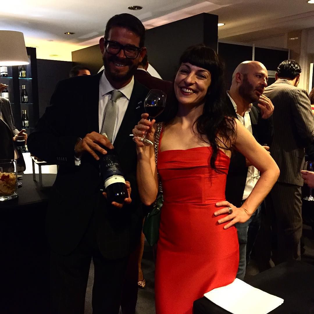 Roser Amills en el photocall del festival de cine de sitges vestida de carolina herrera