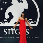 Roser Amills en el photocall del festival de cine de sitges vestida de carolina herrera