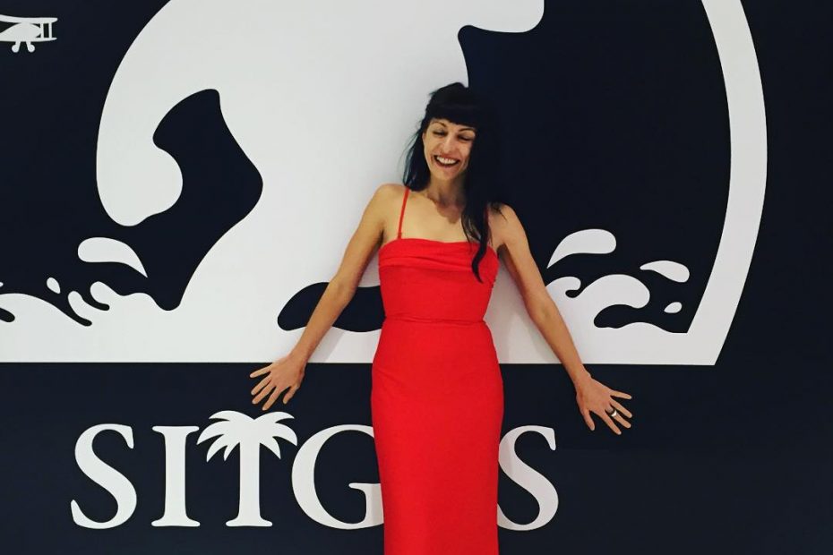 Roser Amills en el photocall del festival de cine de sitges vestida de carolina herrera