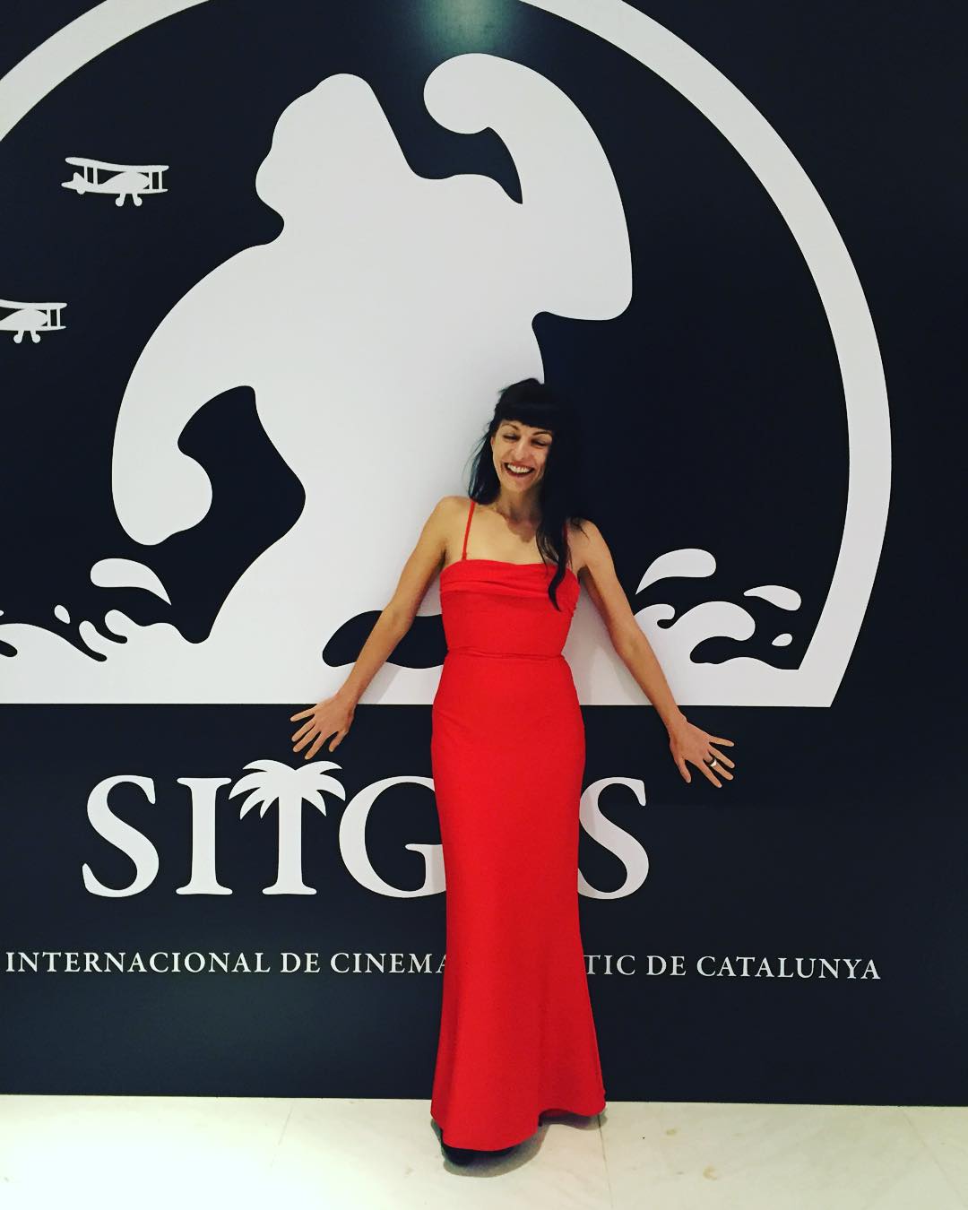 Roser Amills en el photocall del festival de cine de sitges vestida de carolina herrera