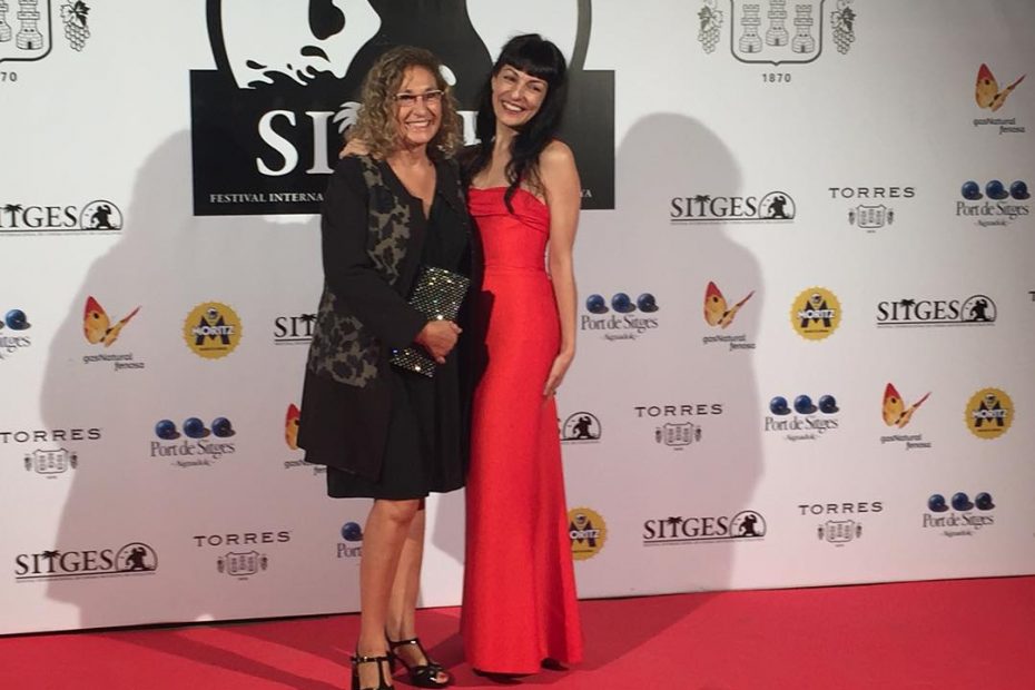 Roser Amills en el photocall del festival de cine de sitges vestida de carolina herrera