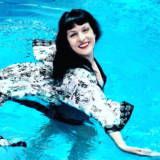 roser amills vestida en la piscina